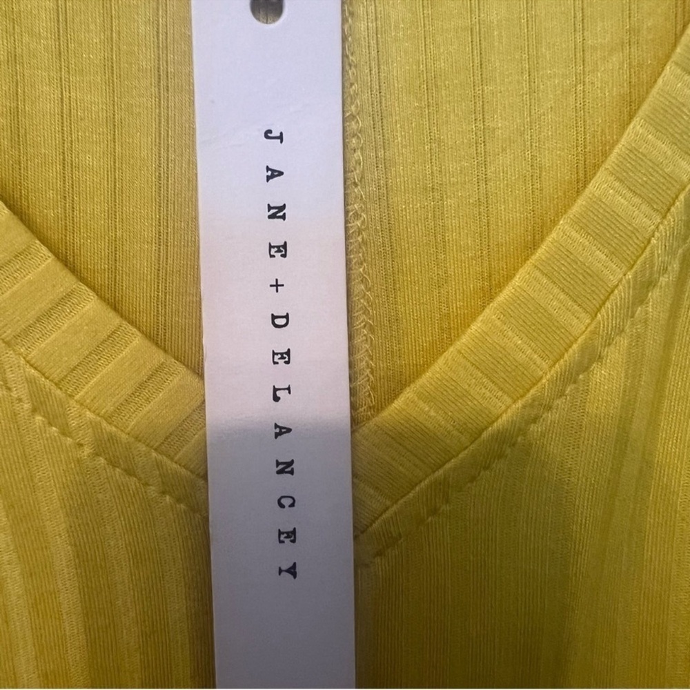 MEDIUM LANE+DELANCEY Jane and Delancey
NWT Yellow V-neck Long Sleeves - Picture 7 of 10